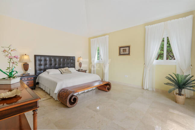 Elegante villa con vistas al mar y a poca distancia a pie de la playa en Elviria