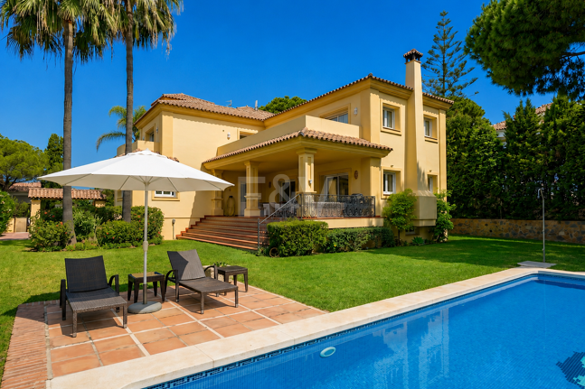 Elegante villa con vistas al mar y a poca distancia a pie de la playa en Elviria