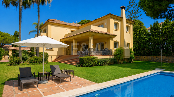 Villa élégante avec vue sur la mer et distance de marche de la plage en Elviria