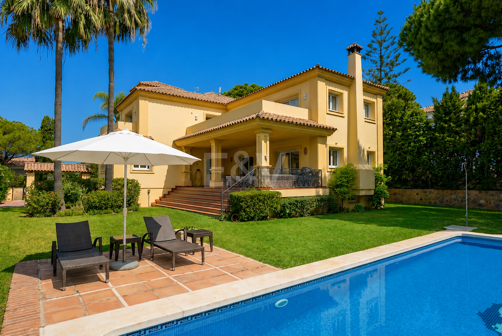 Elegante villa con vistas al mar y a poca distancia a pie de la playa en Elviria