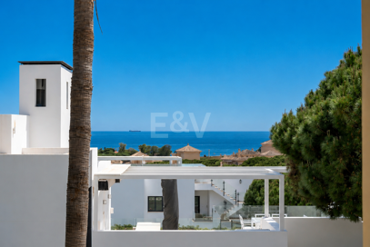 Elegante villa con vistas al mar y a poca distancia a pie de la playa en Elviria