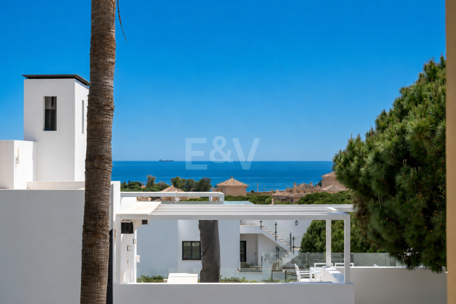 Elegante villa con vistas al mar y a poca distancia a pie de la playa en Elviria