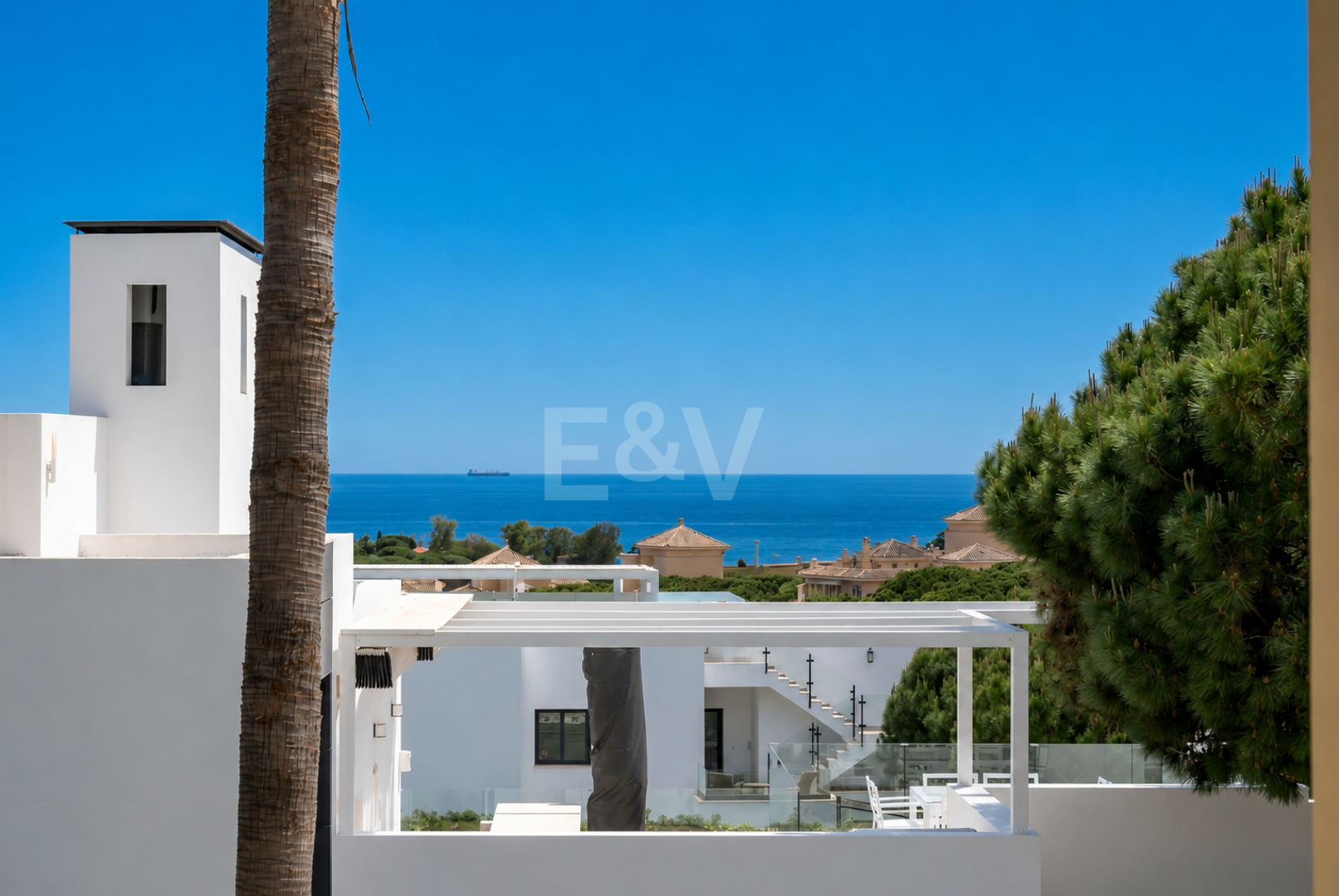 Elegante villa con vistas al mar y a poca distancia a pie de la playa en Elviria