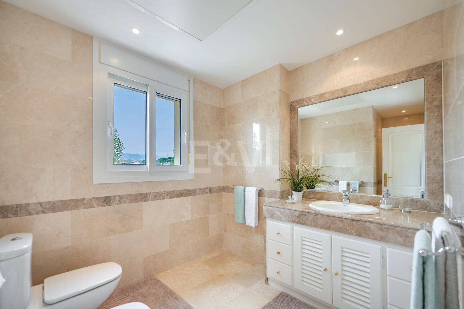 Elegante villa con vistas al mar y a poca distancia a pie de la playa en Elviria