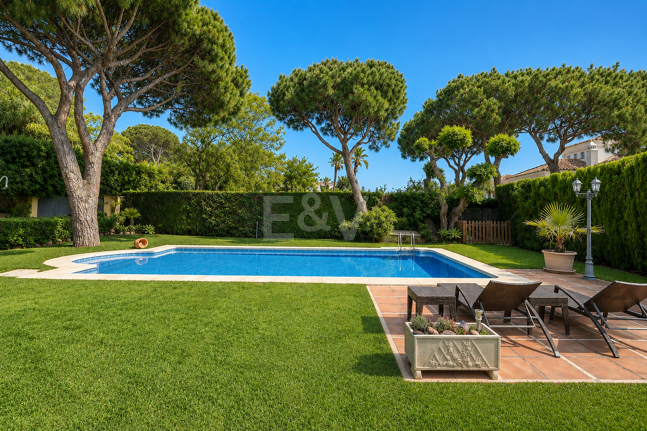 Elegante villa con vistas al mar y a poca distancia a pie de la playa en Elviria