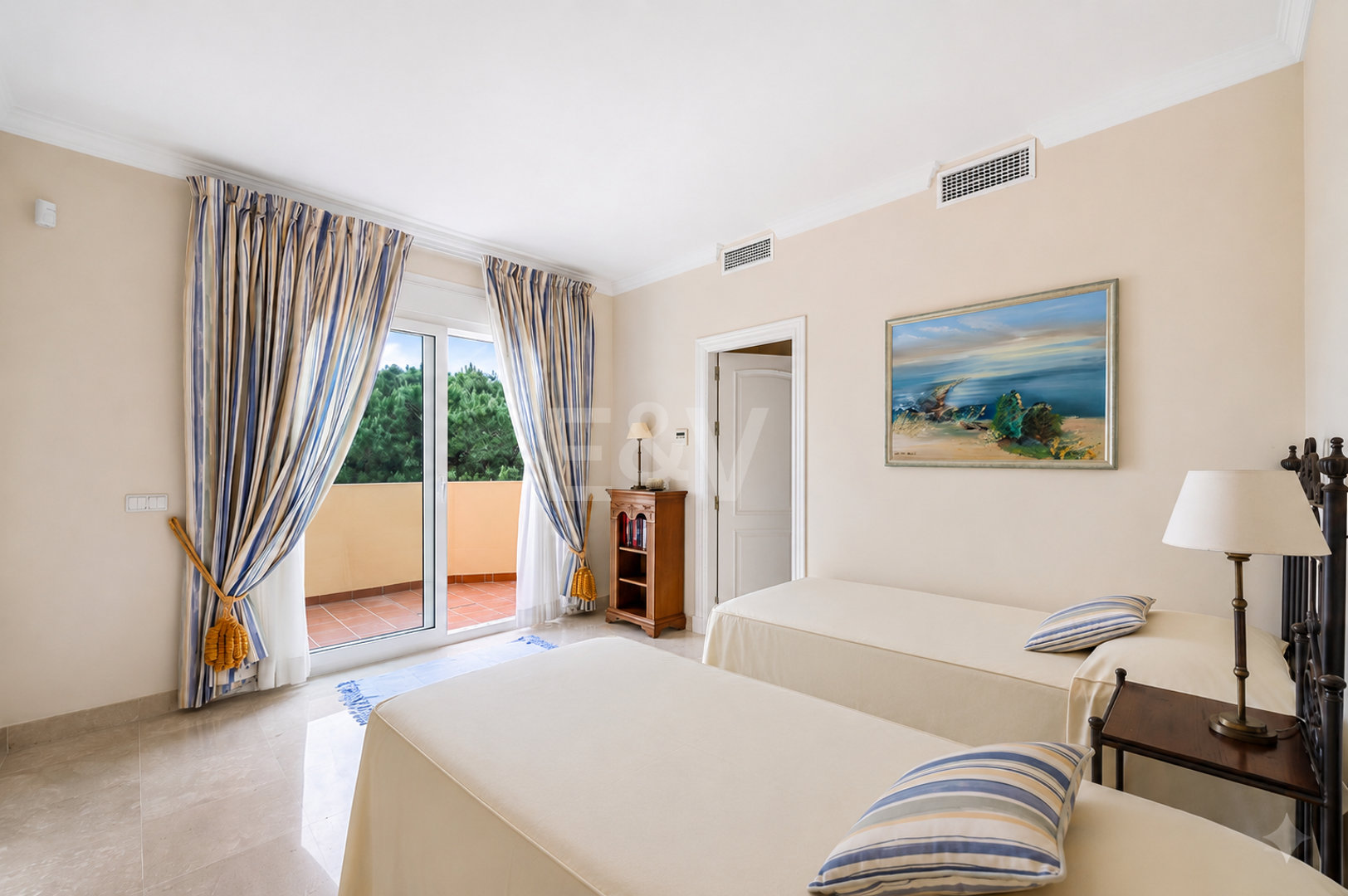 Elegante villa con vistas al mar y a poca distancia a pie de la playa en Elviria