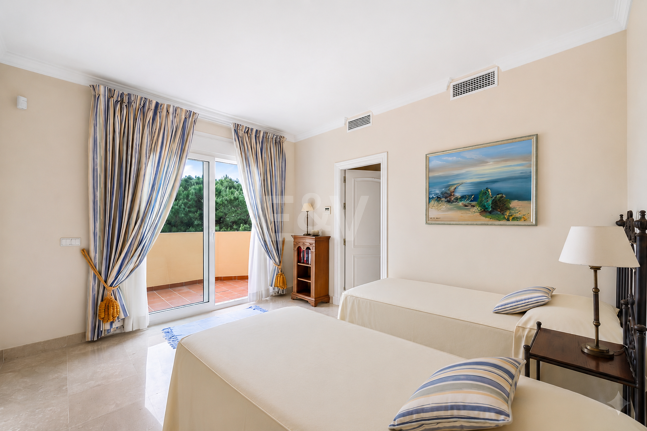 Elegante villa con vistas al mar y a poca distancia a pie de la playa en Elviria