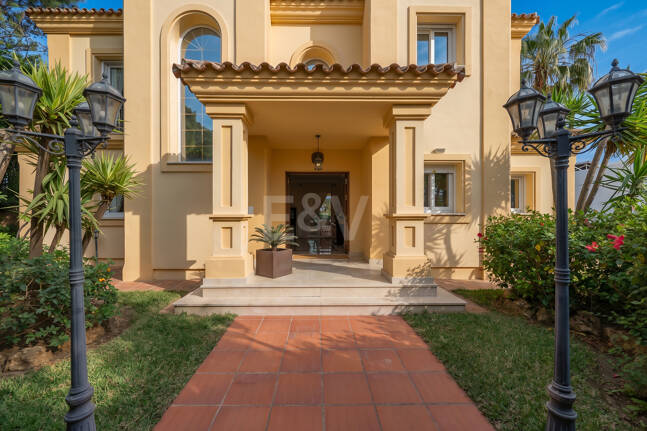 Elegante villa con vistas al mar y a poca distancia a pie de la playa en Elviria