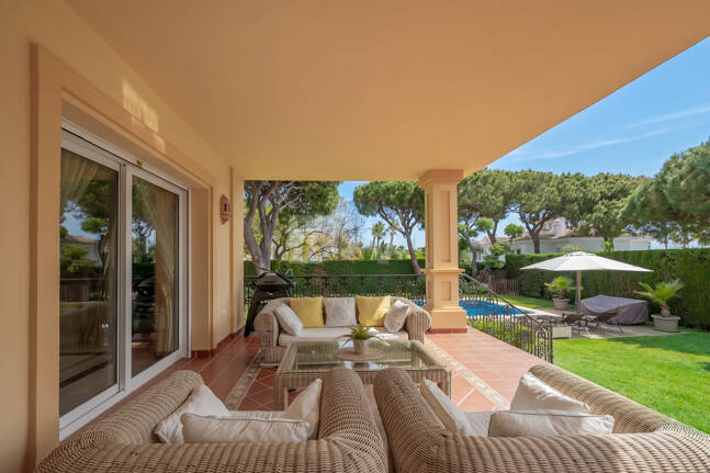 Elegante villa con vistas al mar y a poca distancia a pie de la playa en Elviria