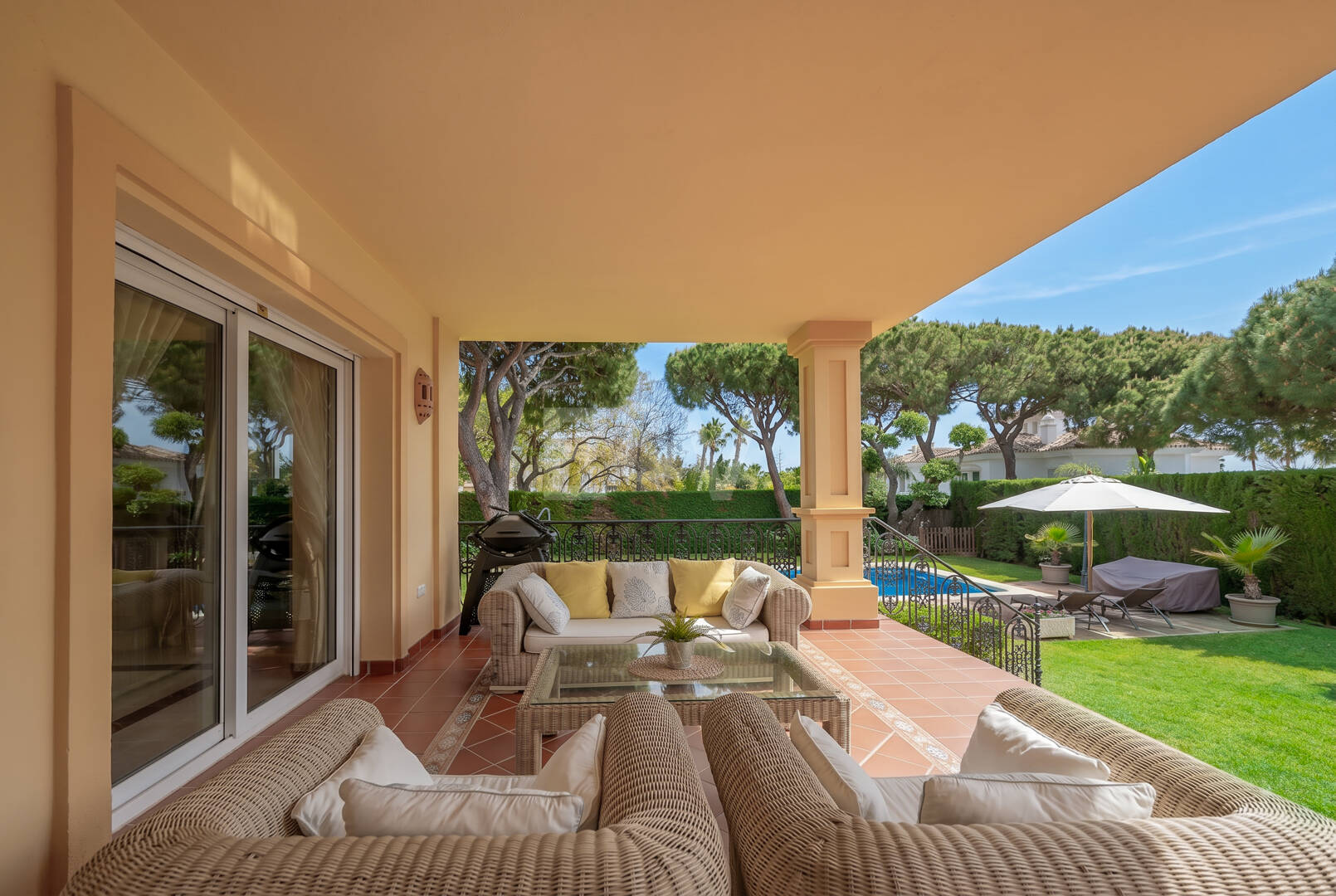 Elegante villa con vistas al mar y a poca distancia a pie de la playa en Elviria