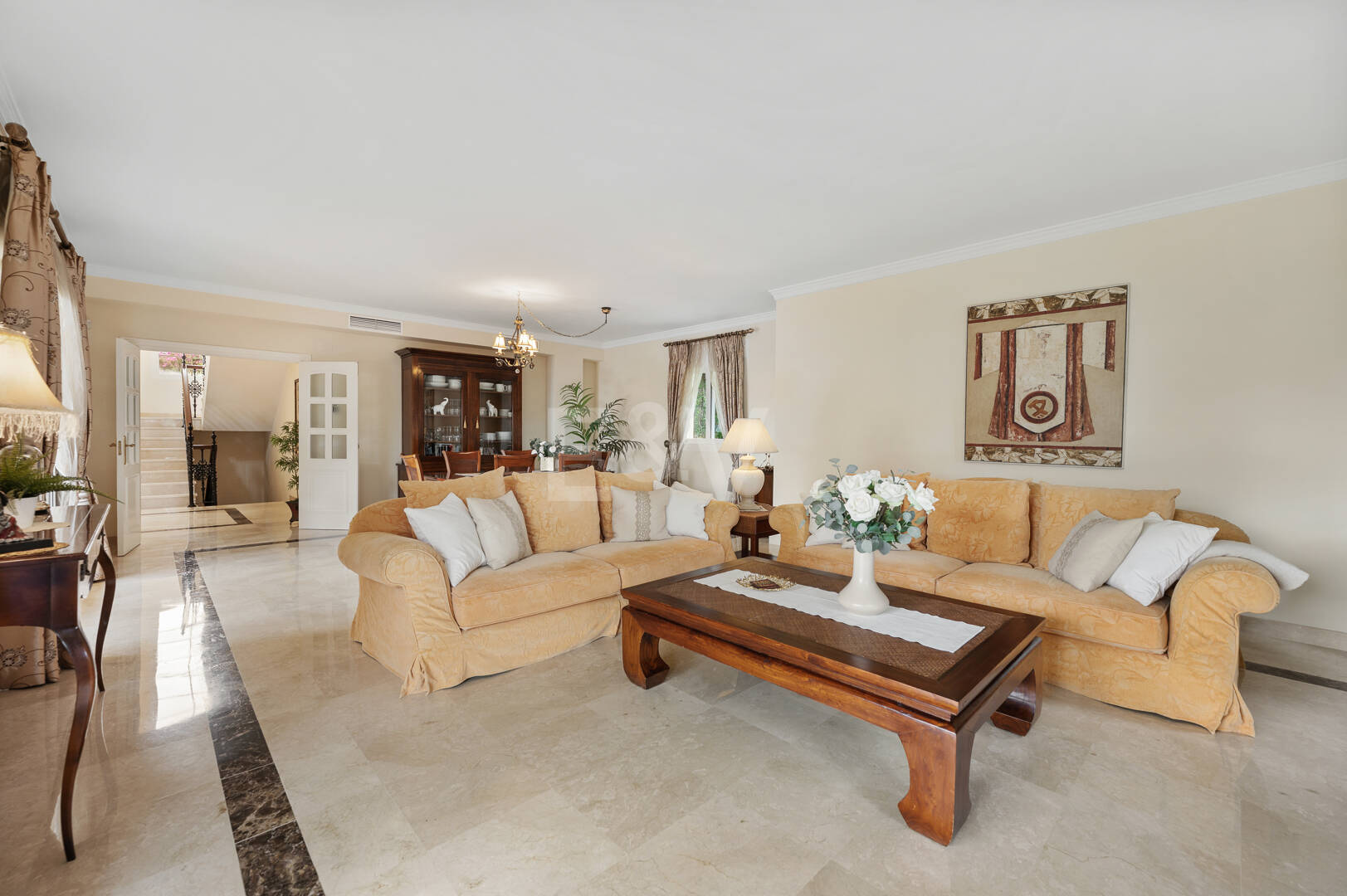Elegante villa con vistas al mar y a poca distancia a pie de la playa en Elviria