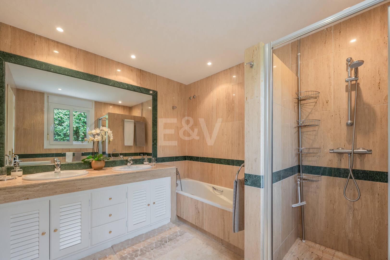 Elegante villa con vistas al mar y a poca distancia a pie de la playa en Elviria