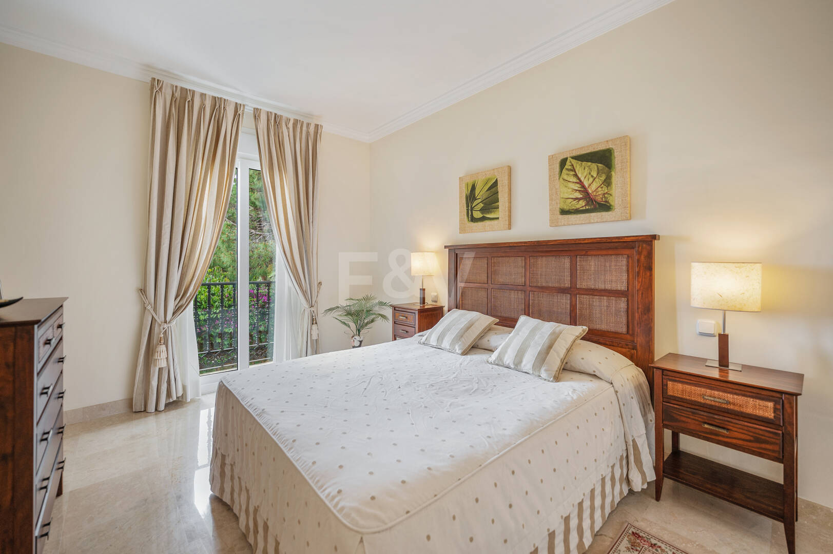 Elegante villa con vistas al mar y a poca distancia a pie de la playa en Elviria