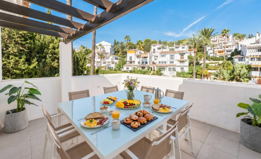 Located in the highly sought-after area of Nueva Andalucía, Marbella, this charming two-bedroom penthouse in Ivy Residence offers an attractive...