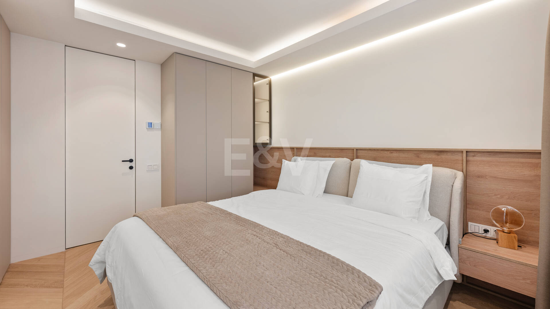 Elegancki apartament ogrodowy z widokiem na morze w Nueva Andalucia