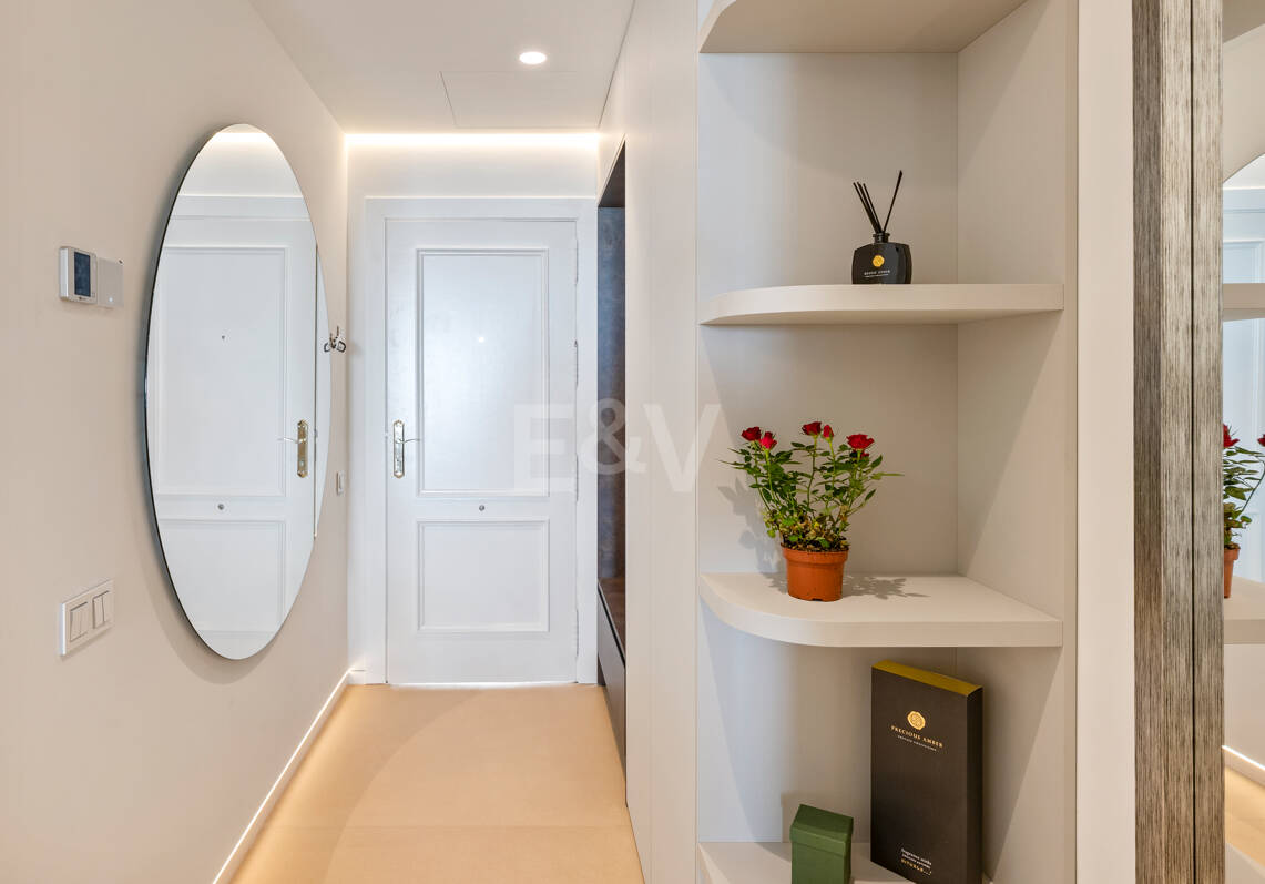 Elegancki apartament ogrodowy z widokiem na morze w Nueva Andalucia
