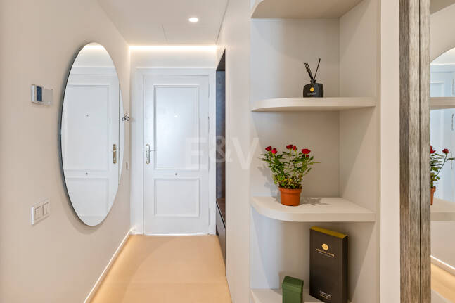 Elegancki apartament ogrodowy z widokiem na morze w Nueva Andalucia