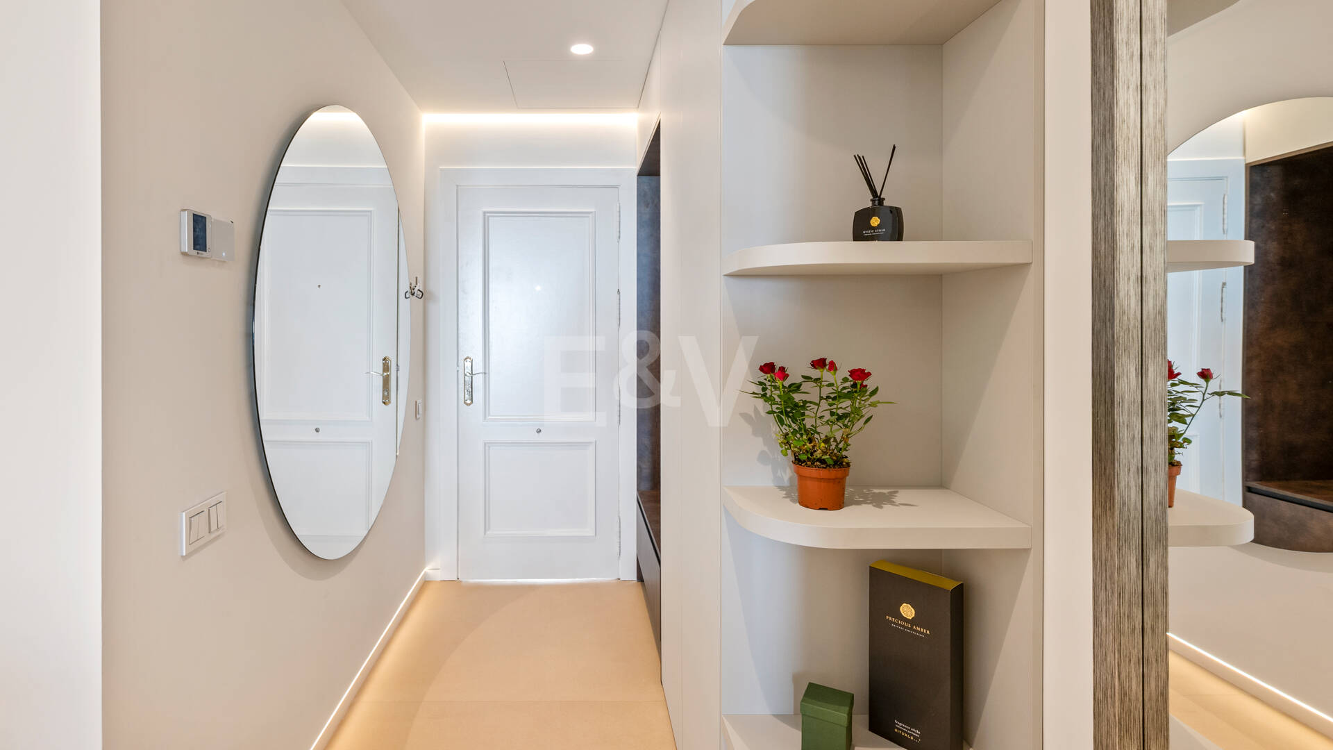 Elegancki apartament ogrodowy z widokiem na morze w Nueva Andalucia