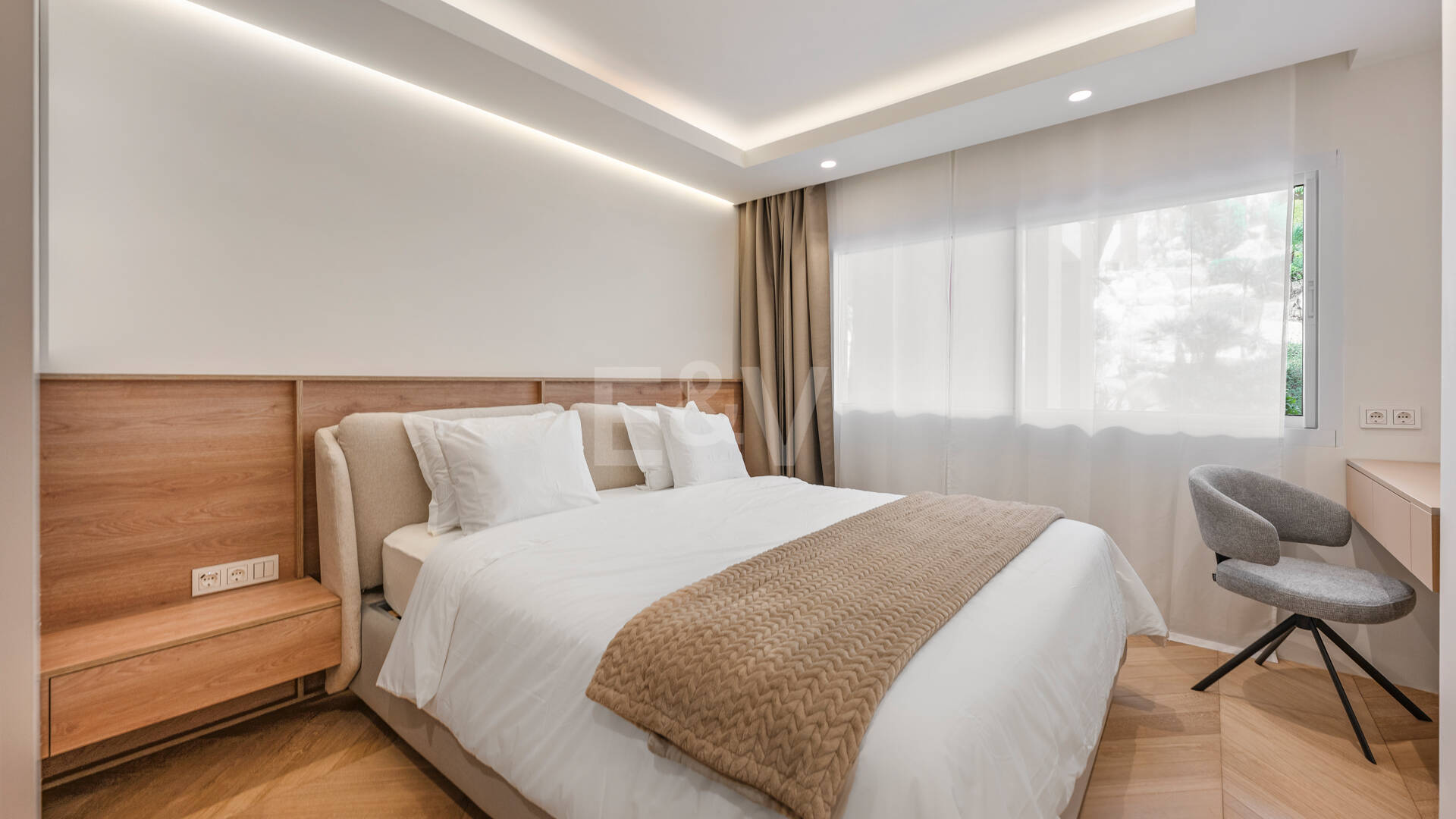 Elegancki apartament ogrodowy z widokiem na morze w Nueva Andalucia
