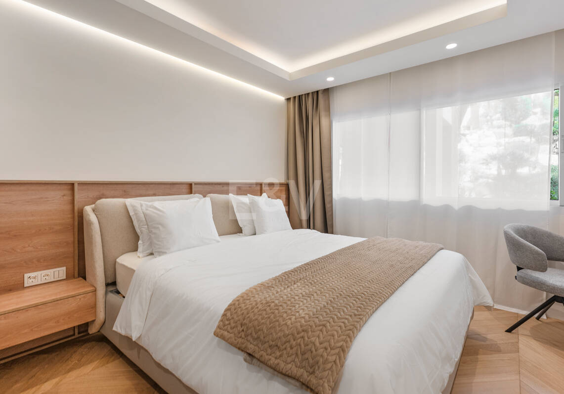 Elegancki apartament ogrodowy z widokiem na morze w Nueva Andalucia