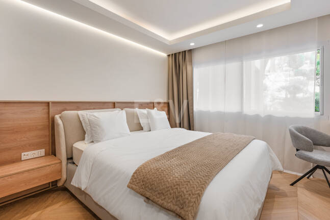 Elegancki apartament ogrodowy z widokiem na morze w Nueva Andalucia