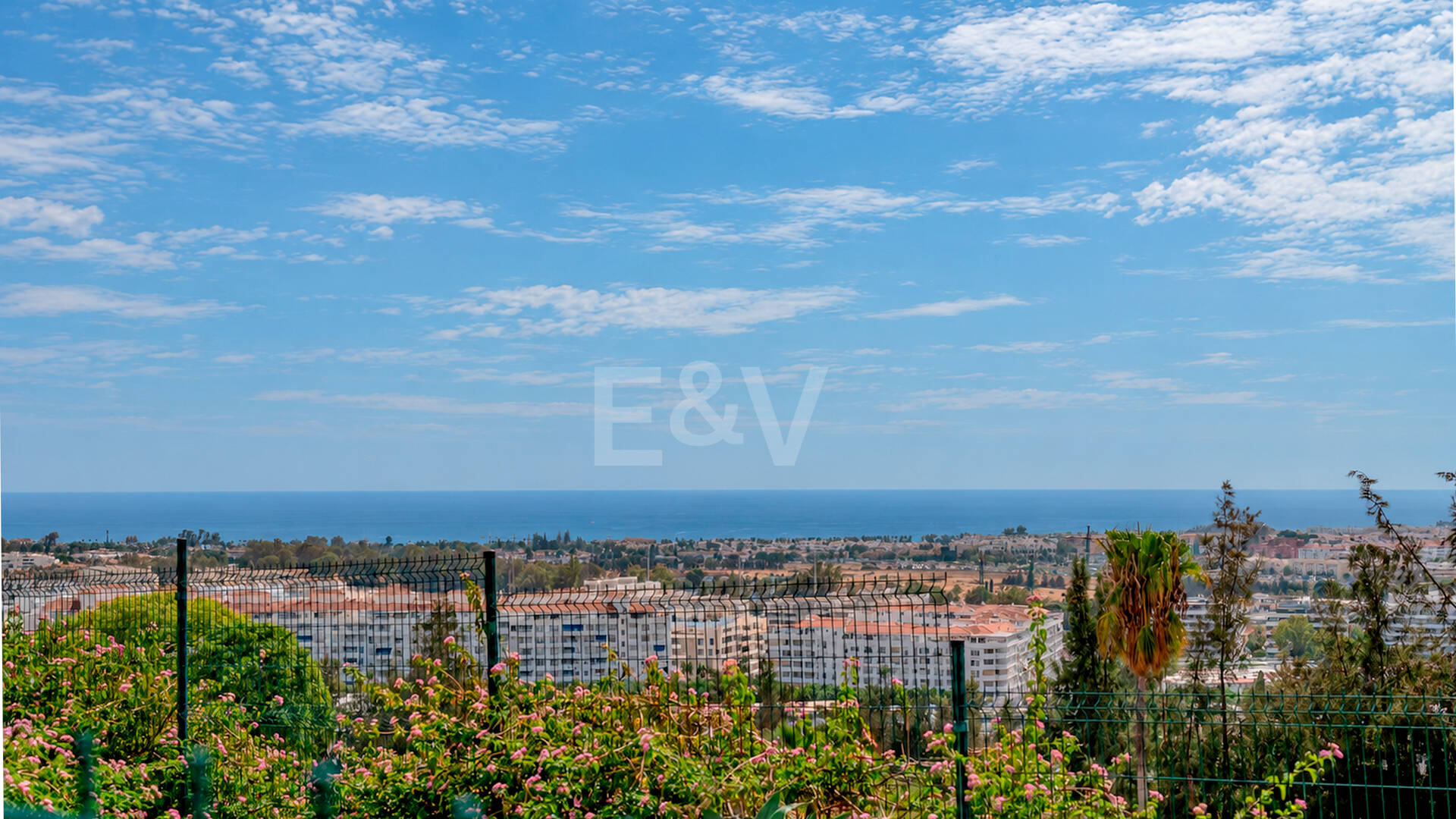 Elegancki apartament ogrodowy z widokiem na morze w Nueva Andalucia