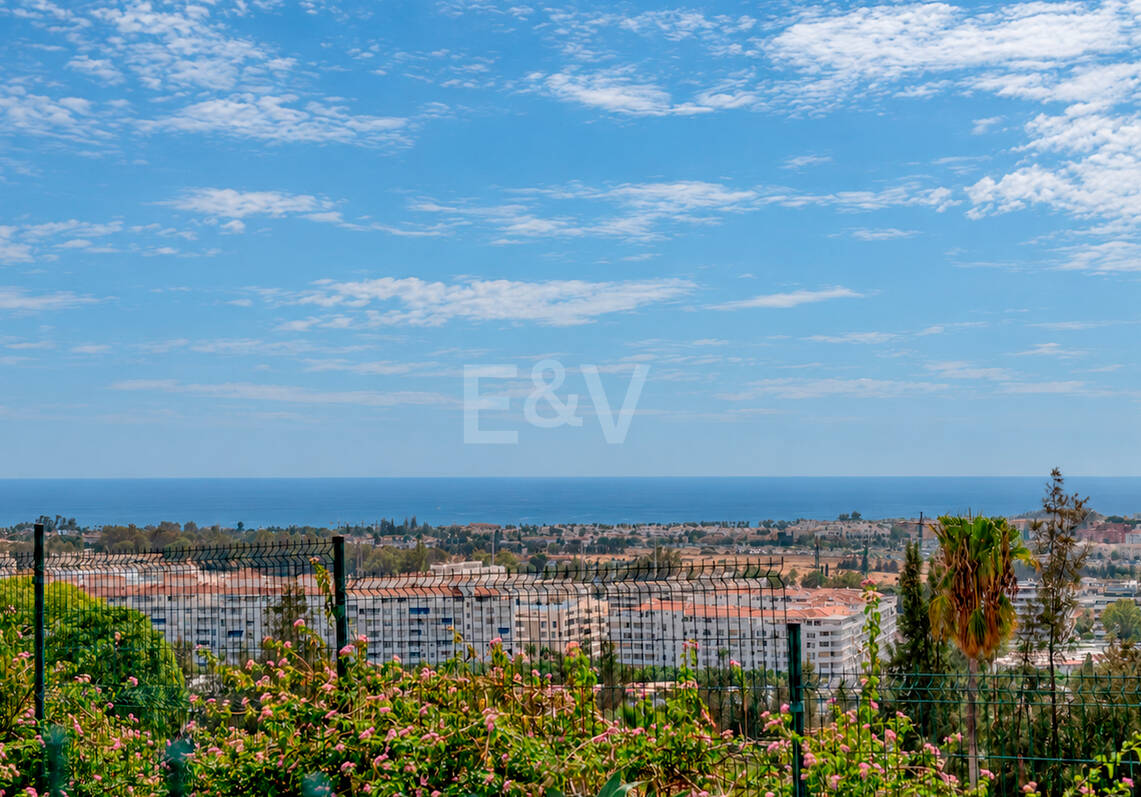 Elegancki apartament ogrodowy z widokiem na morze w Nueva Andalucia
