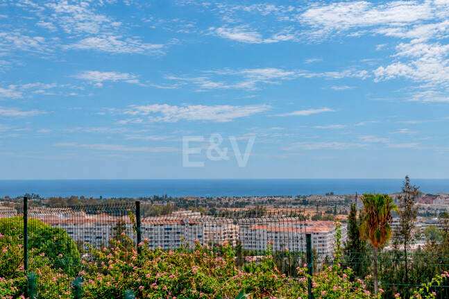 Elegancki apartament ogrodowy z widokiem na morze w Nueva Andalucia