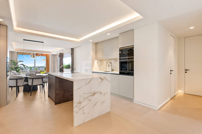 Elegancki apartament ogrodowy z widokiem na morze w Nueva Andalucia