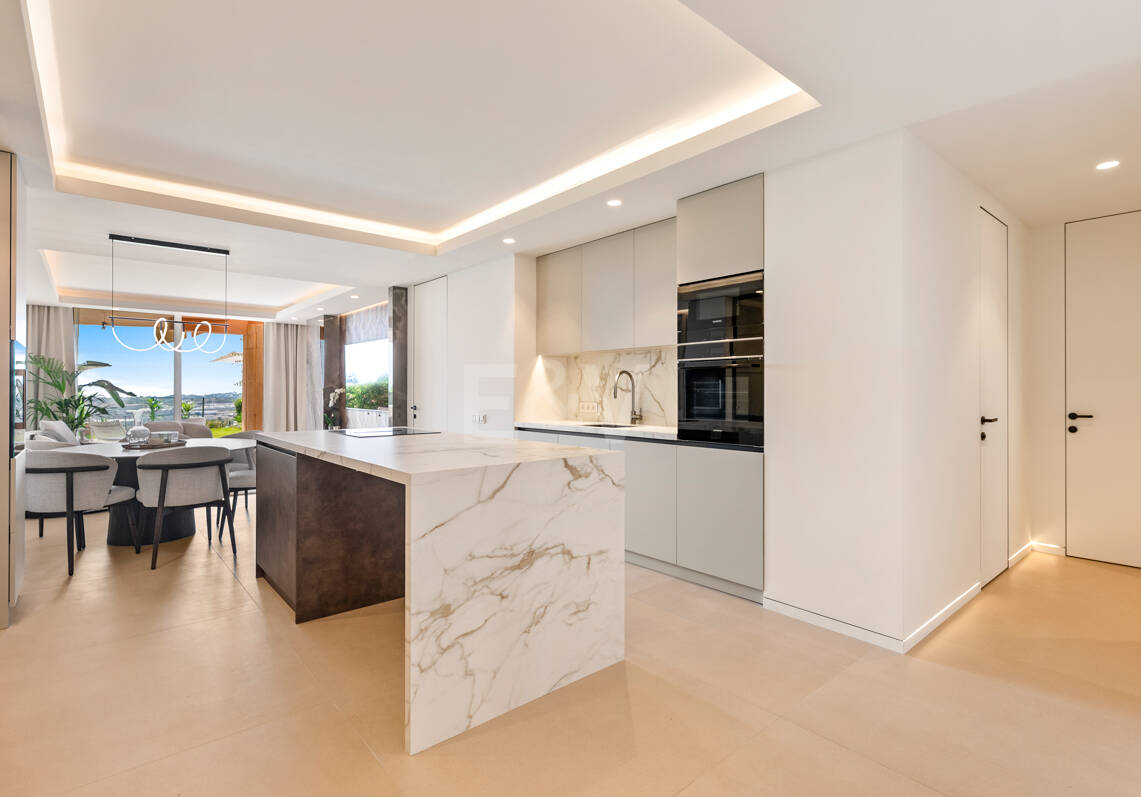 Elegancki apartament ogrodowy z widokiem na morze w Nueva Andalucia