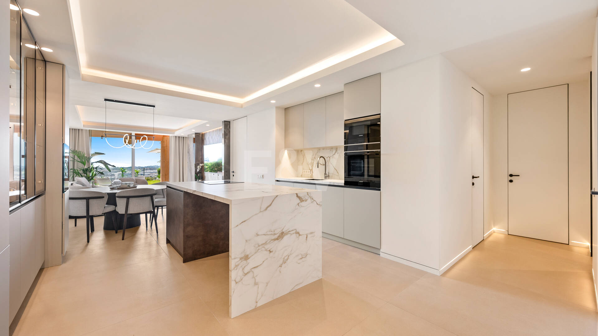 Elegancki apartament ogrodowy z widokiem na morze w Nueva Andalucia