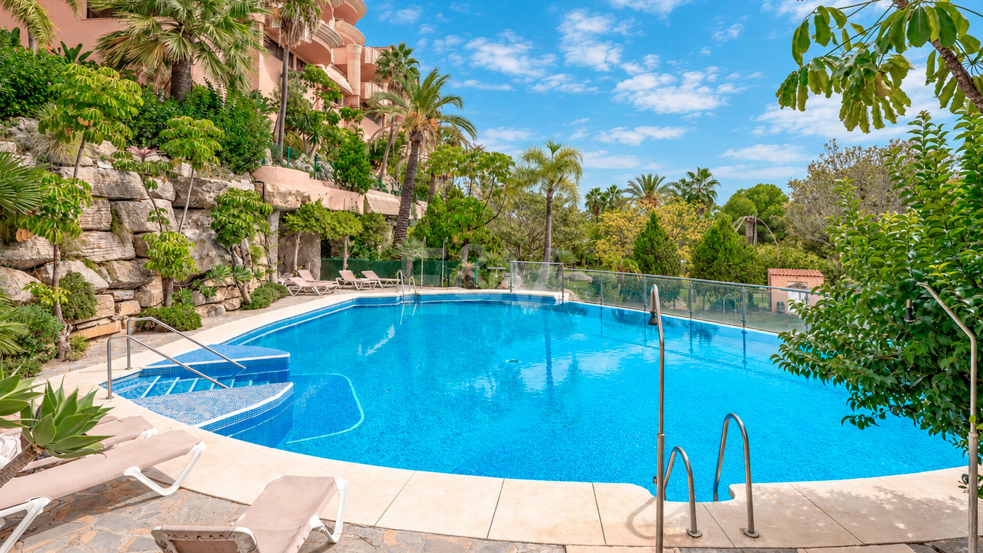 Elegancki apartament ogrodowy z widokiem na morze w Nueva Andalucia