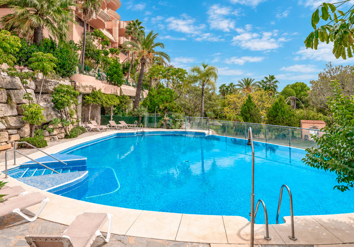 Elegancki apartament ogrodowy z widokiem na morze w Nueva Andalucia