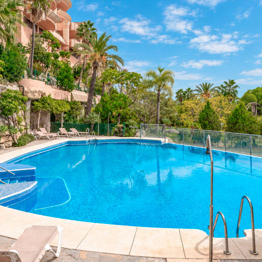 Elegancki apartament ogrodowy z widokiem na morze w Nueva Andalucia