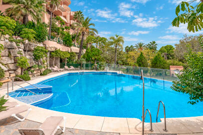 Elegancki apartament ogrodowy z widokiem na morze w Nueva Andalucia