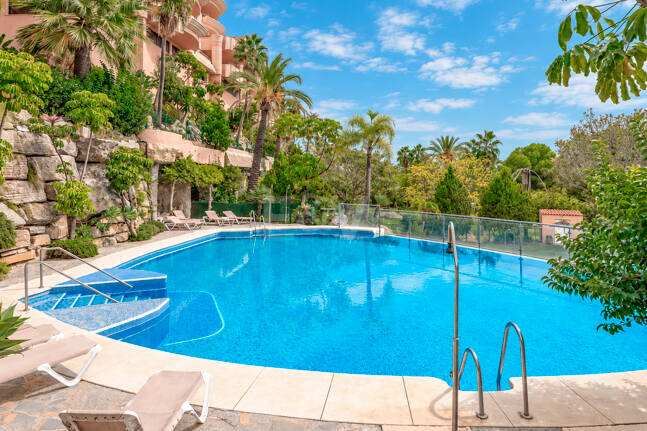 Elegancki apartament ogrodowy z widokiem na morze w Nueva Andalucia