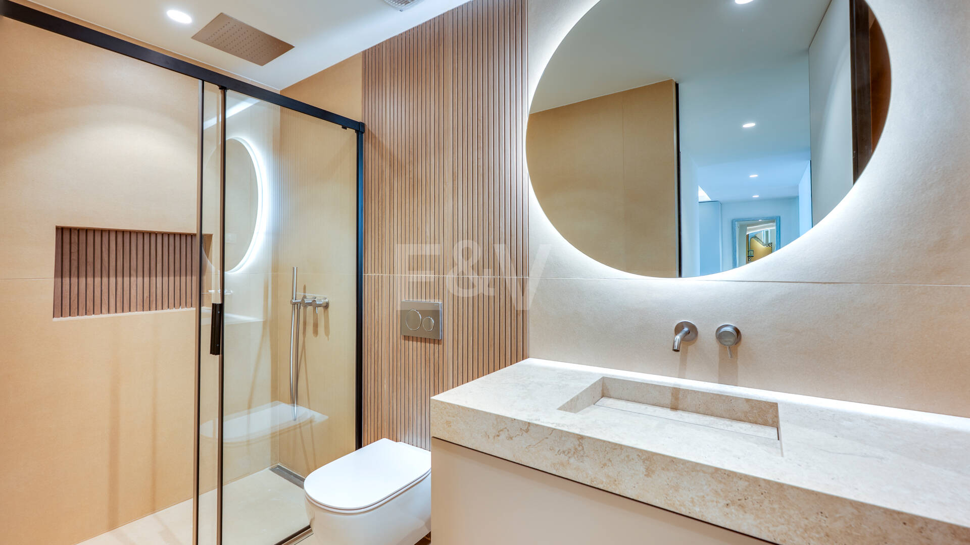 Elegancki apartament ogrodowy z widokiem na morze w Nueva Andalucia