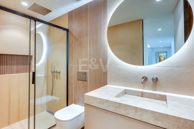 Elegancki apartament ogrodowy z widokiem na morze w Nueva Andalucia