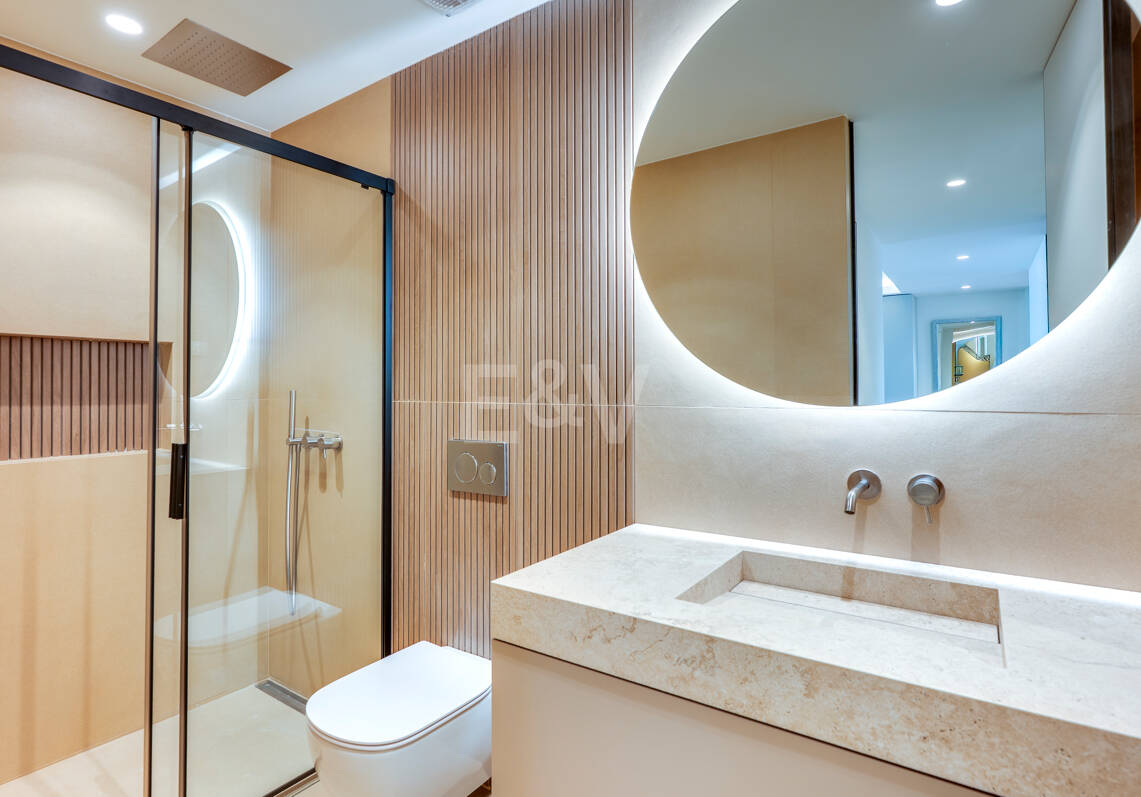 Elegancki apartament ogrodowy z widokiem na morze w Nueva Andalucia