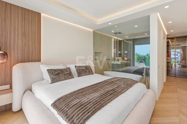 Elegancki apartament ogrodowy z widokiem na morze w Nueva Andalucia