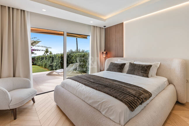 Elegancki apartament ogrodowy z widokiem na morze w Nueva Andalucia