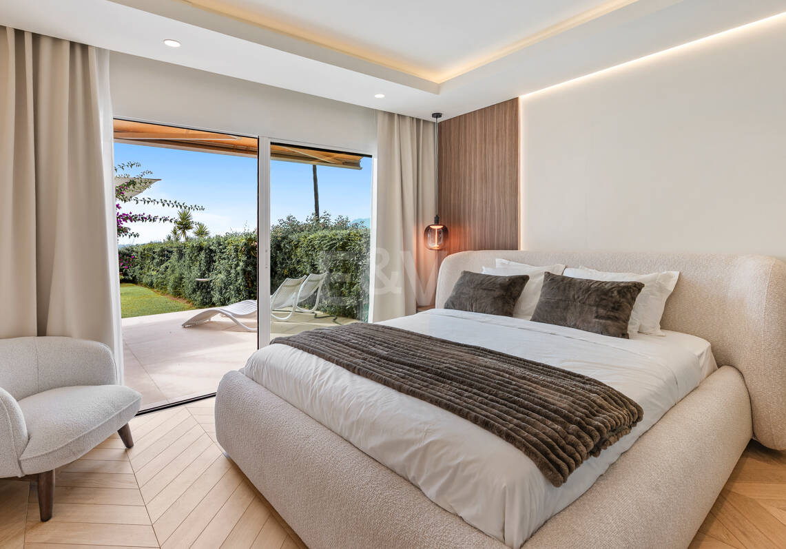 Elegancki apartament ogrodowy z widokiem na morze w Nueva Andalucia