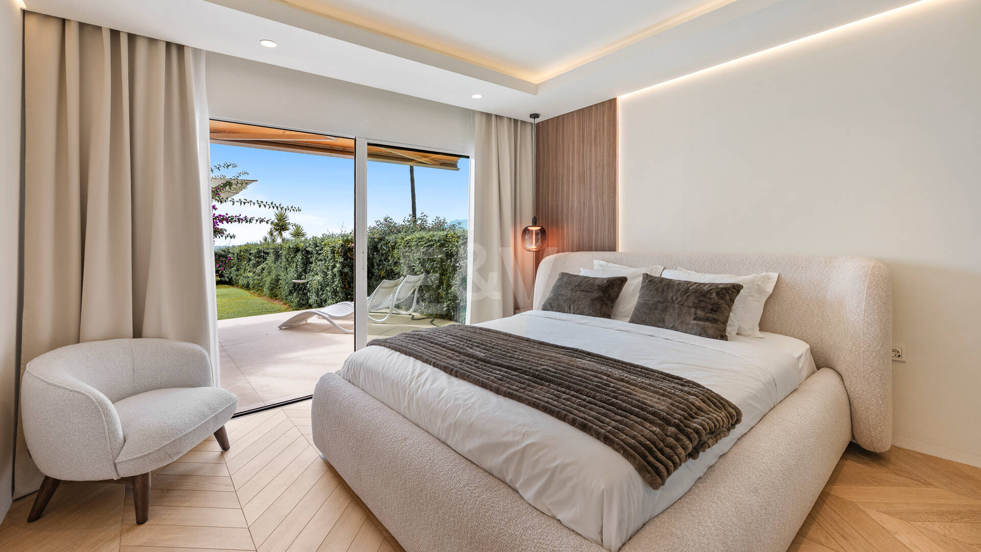 Elegancki apartament ogrodowy z widokiem na morze w Nueva Andalucia
