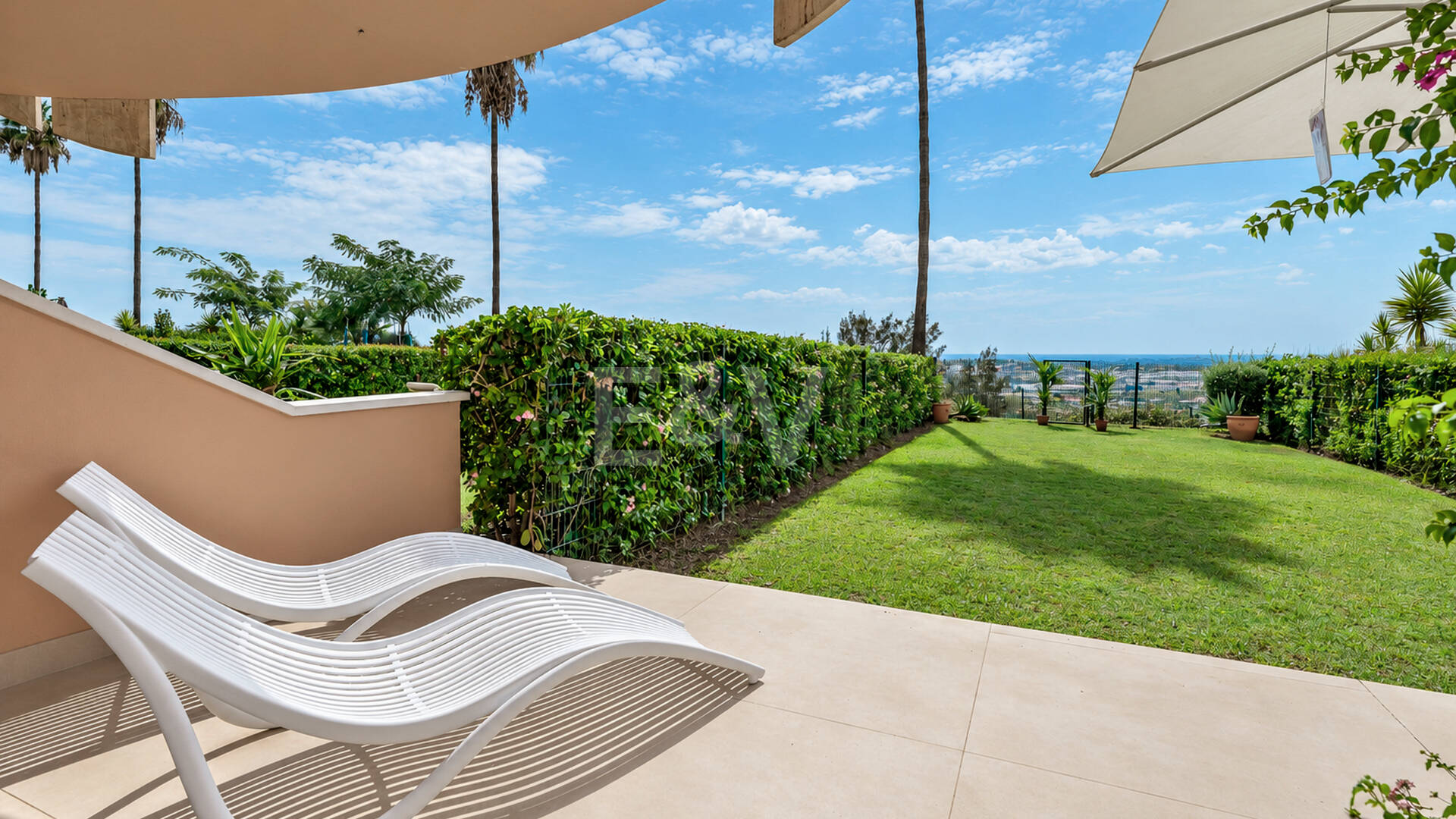 Elegancki apartament ogrodowy z widokiem na morze w Nueva Andalucia