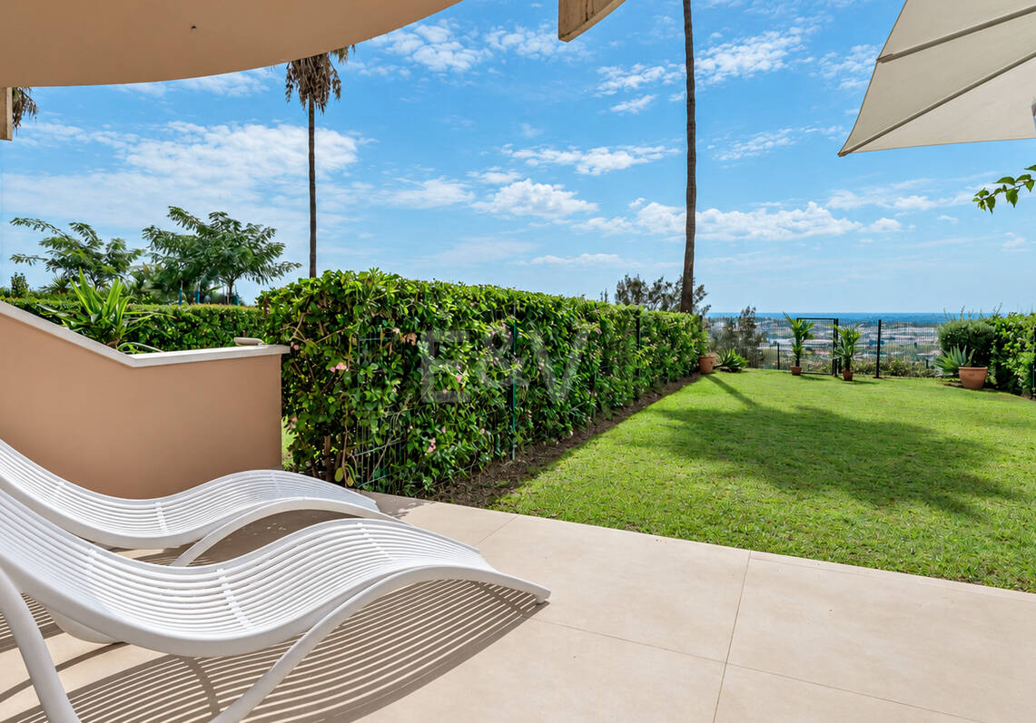 Elegancki apartament ogrodowy z widokiem na morze w Nueva Andalucia