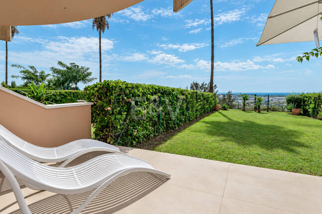 Elegancki apartament ogrodowy z widokiem na morze w Nueva Andalucia