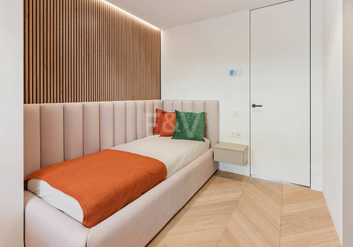 Elegancki apartament ogrodowy z widokiem na morze w Nueva Andalucia