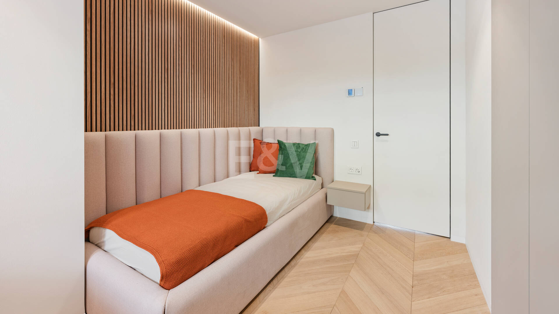 Elegancki apartament ogrodowy z widokiem na morze w Nueva Andalucia