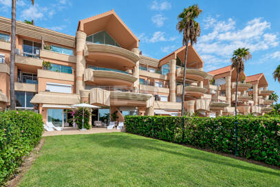 Elegancki apartament ogrodowy z widokiem na morze w Nueva Andalucia