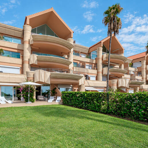 Elegancki apartament ogrodowy z widokiem na morze w Nueva Andalucia